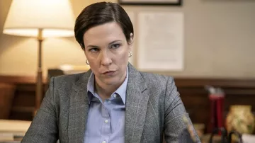 La théorie Piazza Double-Breasted Plaid en Mélange de Laine Veste portée par ADA Catherine McCaw (Rebecca Henderson) comme on le voit dans Inventer Anna séries TV tenues (S01E01)