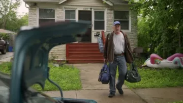 Brown Zip Hoodie porté par Stanley (Richard Jenkins) comme on le voit dans The Last Shift tenues