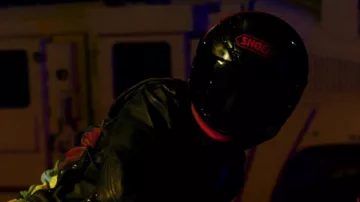 Casco de motocicleta Shoei utilizado por Nico (KJ Apa) como se ve en Songbird