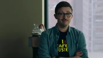 J'aime le Café Bustelo t-shirt noir porté par Winston (Will Roland) comme on le voit dans la Garde-Robe des Milliards (S06E03)