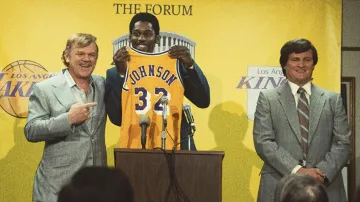 Los Angeles Lakers 32 Mitchell and Ness Maillot porté par Magic Johnson (Quincy Isaiah) comme on le voit dans Winning Time: The Rise of the Lakers Dynasty (Saison 1)