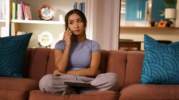 Topshop Lilac top usado por Madison Maxwell (Brenda Song) como se ve en la serie de televisión Dollface (Temporada 2 Episodio 2)