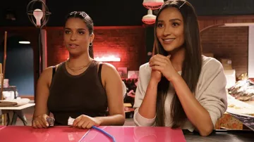 Madewell Paperclip Chain Gold necklaces worn by Liv (Lilly Singh) as seen in Dollface wardrobe (S02E05)