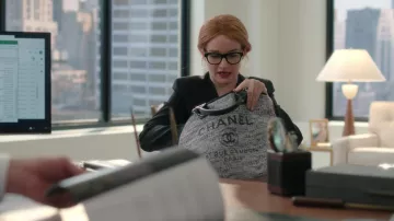 Chanel Canvas Large Deauville Tote bag of Anna Delvey (Julia Garner) as seen in Inventing Anna TV series (S01E04)