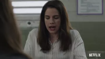 Vincent. Chemise rayée portée par Vivian (Anna Chlumsky) comme on le voit dans Inventing Anna TV show (Saison 1)