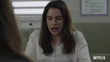 Vincent. Chemise rayée portée par Vivian (Anna Chlumsky) comme on le voit dans Inventing Anna TV show (Saison 1)