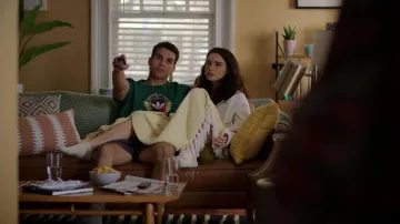 Camiseta adidas Originals Green con escudo colegial en verde usada por Paul (Mason Gooding) como se ve en I Want You Back