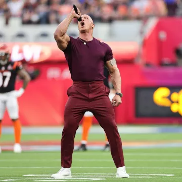 La camiseta usada por Dwayne Johnson en su cuenta de Instagram @therock y durante el Super Bowl 2022 el 13 de febrero de 2022