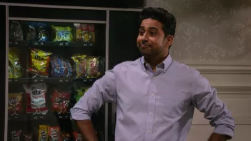 Camisa oxford azul usada por Sid (Suraj Sharma) como se ve en el vestuario de la serie de televisión How I Met Your Father (Temporada 1 Episodio 6)