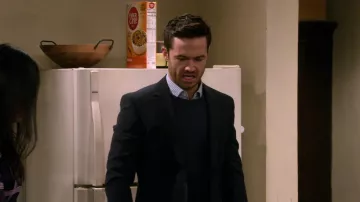 Camisa oxford a cuadros usada por Charlie (Tom Ainsley) como se ve en los atuendos de la serie de televisión How I Met Your Father (Temporada 1 Episodio 6)