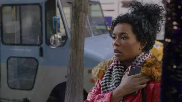 Écho Multicolore pied-de-poule Silencieux Écharpe portée par Neff (Alexis Floyd) comme on le voit dans l&#39;Invention d&#39;Anna (S01E05)