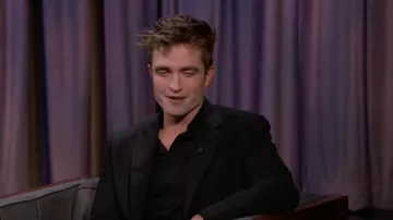 Camisa formal negra usada por Robert Pattinson como se ve en Jimmy Kimmel Live! en febrero 16, 2022