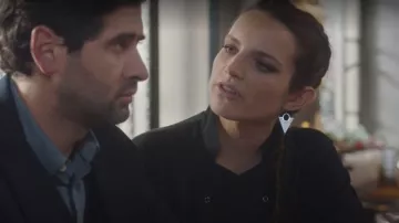 The geometric earrings in silver Marc Orian of Vanessa (Victoire Macon-Dauxerre) in Tomorrow belongs to us Episode 1088