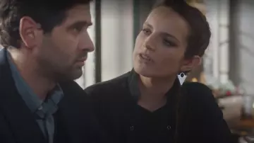 The geometric earrings in silver Marc Orian of Vanessa (Victoire Macon-Dauxerre) in Tomorrow belongs to us Episode 1088