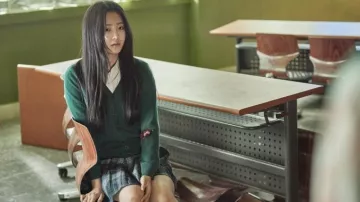 Uniforme escolar Falda a cuadros usada por Choi Nam-ra (Cho Yi-hyun) en All of Us Are Dead (Temporada 1)