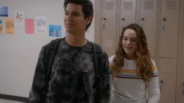 Gris tie and dye crewneck sweatshirt porté par Miguel Diaz (Xolo Maridueña) dans Cobra Kai TV show outfits (Saison 3 Épisode 8)