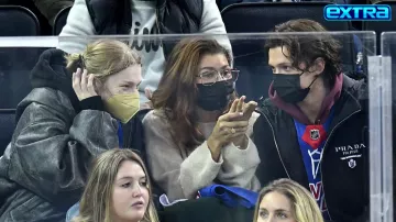 La chaqueta negra con capucha de Prada usada por Tom Holland durante el partido NHL Rangers vs Red Wings