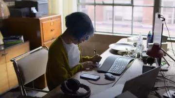 Wireless blue mouse used by Angela Childs (Zoë Kravitz) in Kimi movie