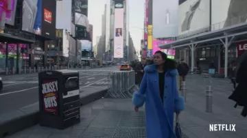 Saks Potts Bleu Yvonne Garni de Fourrure Manteau de Laine porté par Neff (Alexis Floyd) comme on le voit dans Inventer Anna série TV (Saison 1)