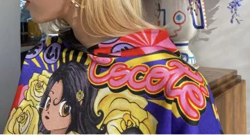 Sweat à capuche imprimé Anime porté par Angèle sur une photo