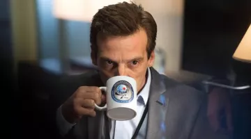 Le mug de la DGSE utilisé par Malotru (Mathieu Kassovitz) dans la série Le Bureau des Légendes (Saison 2)