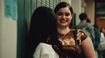 Jean Paul Gaultier Top de estampado egipcio usado por Kat Hernández (Barbie Ferreira) en la serie de televisión Euphoria (Temporada 2 Episodio 7)