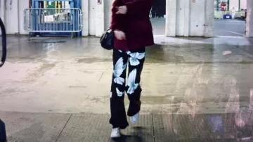 Le pantalon de survêtement à imprimé oiseaux 3.Paradis porté par Angèle dans le documentaire de Netflix Angèle