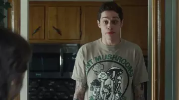 Hunt Mushrooms not animals t-shirt porté par Scott Carlin (Pete Davidson) dans Le Roi de Staten Island