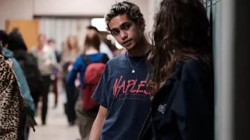 Camiseta de Naples Florida usada por Elliot (Dominic Fike) en los atuendos de la serie de televisión Euphoria (S02E02)