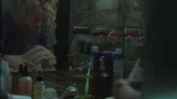 Shampoing sec dans le comptoir de la salle de bain de Ruth Langmore (Julia Garner) vu dans Ozark (Saison 3 Episode 4)