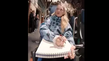 Chaqueta estampada azul usada por Angèle en la cantante ANGELE en el kondaa de Walibi Bélgica video de YouTube