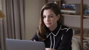 Blusa negra de Porenza Schouler usada por Linda (Anne Hathaway) como se ve en la película Locked Down