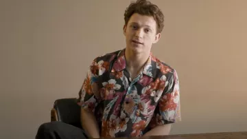 Saint Laurent Camisa con estampado floral usada por Tom Holland en Tom Holland reacciona a Cherry: "Me dislocé el tobillo durante la filmación" Video de YouTube de British GQ