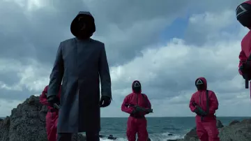 Gabardina de cosplay con capucha larga usada por el líder (Tom Choi) en el vestuario del programa de televisión Squid Game (Temporada 1 Episodio 8)