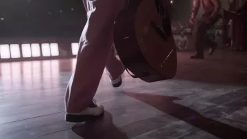 Zapatos blancos y negros usados por Elvis Presley (Austin Butler) como se ve en los atuendos de las películas de Elvis