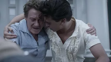 Camisa blanca con volantes usada por Elvis Presley (Austin Butler) como se ve en la película de Elvis