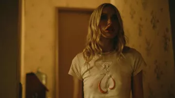 Camiseta omiko usada por Faye (Chloe Cherry) en los atuendos de la serie de televisión Euphoria (Temporada 2 Episodio 8)