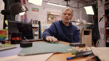 Le sweatshirt à capuche bleu Avnier porté par OrelSan dans son clip La Quête