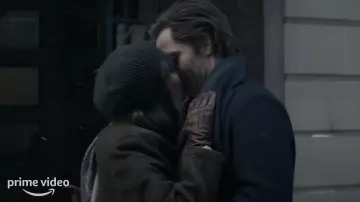 Gants bruns en cuir portés par Celia Harrison (Thandie Newton) tels que vus dans All the Old Knives