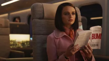 Shibumi: Un livre de roman lu par Prince (Joey King) vu dans le film Bullet Train