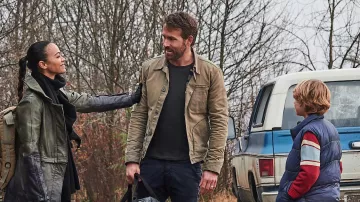 Abrigo de cuero usado por Laura (Zoe Saldana) en la película The Adam Project