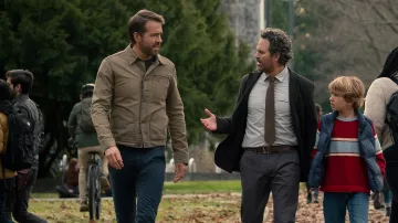 Chaqueta caqui usada por Adam (Ryan Reynolds) en los atuendos de las películas de The Adam Project