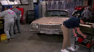Zapatillas lacoste blancas usadas por Dave (Max Greenfield) como se ve en los atuendos de la serie de televisión The Neighborhood (S04E13)