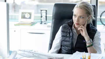 Patagonia Vest Down Jacket worn by Elizabeth Holmes (Amanda Seyfried) as seen in The Dropout Tv series (S01E05)