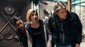 Trench-coat gris porté par le Docteur (Jodie Whittaker) tel que vu dans les tenues de la série télévisée Doctor Who (saison 13 épisode 1)