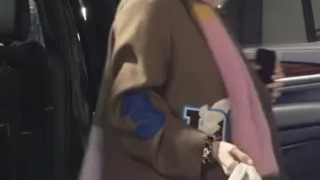 4.Veste Paradis Brown portée par Angèle arrivant pour sa performance Live avec Dua Lipa @ Madison Square Garden, NYC