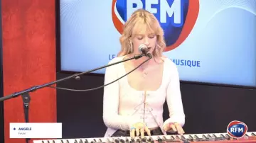 The colored rings worn by Angèle during her passage in the 16/20 of RFM