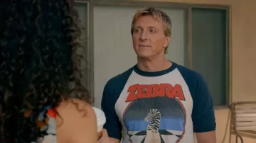 Camiseta impresa de cebra usada por Johnny Lawrence (William Zabka) en el vestuario del programa de televisión Cobra Kai (Temporada 2 Episodio 8)