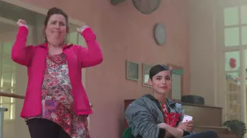 Sweat à capuche coupé blanc cassé porté par April (Sofia Carson) dans le film Feel the Beat