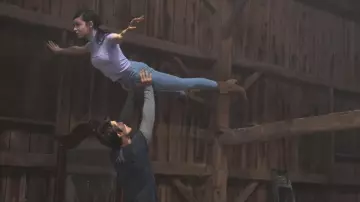 Aritzia Turtleneck Chemise moulante en peau violette portée par April (Sofia Carson) dans la garde-robe du film Feel the Beat